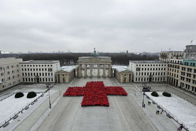 Jubiläum 150 Jahre DRK: Rotes Kreuz vor dem Brandenburger Tor in Berlin