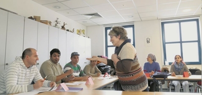 Sprechen, immer sprechen. So bringt Ingrid Rakel den Asylbewerbern die deutsche Sprache bei. Kakhaber (li.) und die anderen haben